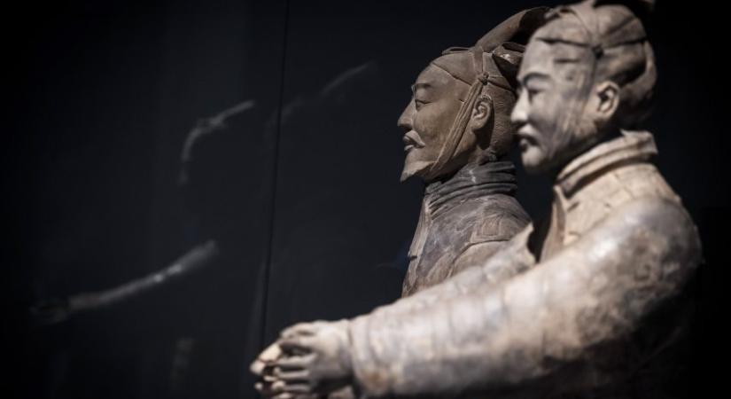 Elkezdték bevenni az agyagkatonák a Szépművészeti Múzeumot