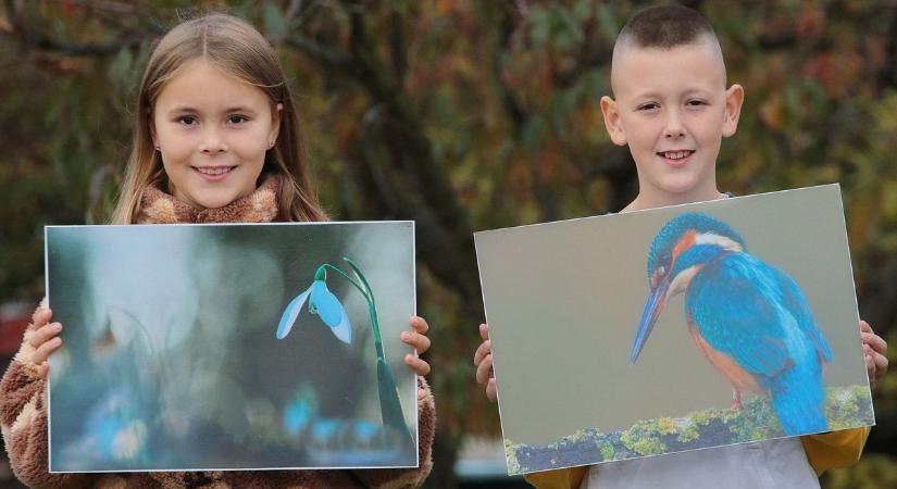 Jó célért fotóztak a beledi gyerekek és nagyapjuk, erdélyi családért lehet a képekre licitálni