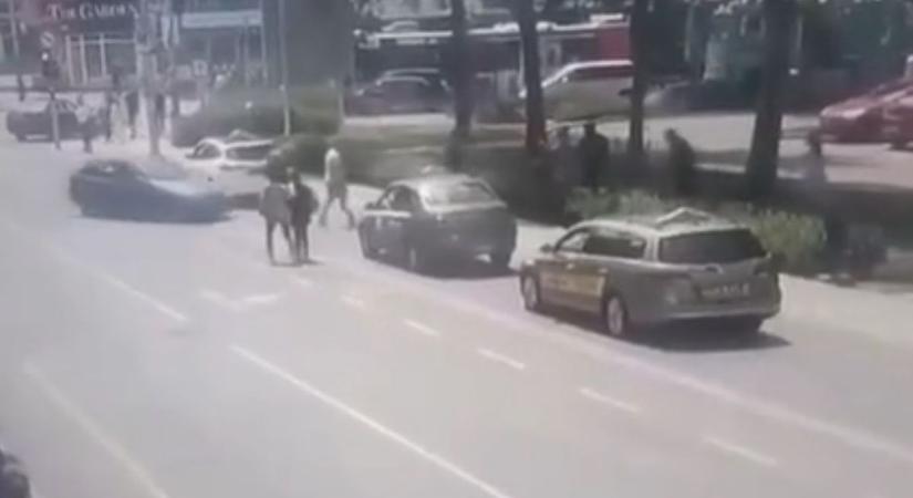 Autós-láncfűrészes ámokfutást tárgyal a bíróság – A vádlott a Centrum-parkolói balhé egyik szereplője – VIDEÓ