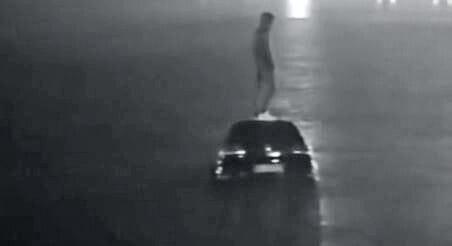 Tengerbe csúszott kompra szállás közben egy kocsi, a vezető a tetőre menekült – videó