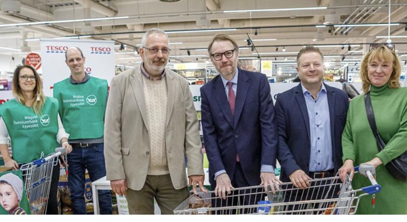 Egy vasúti mozdony tömegének megfelelő élelmiszer-adomány a Tesco vásárlóitól az ország történetének legsikeresebb gyűjtésében