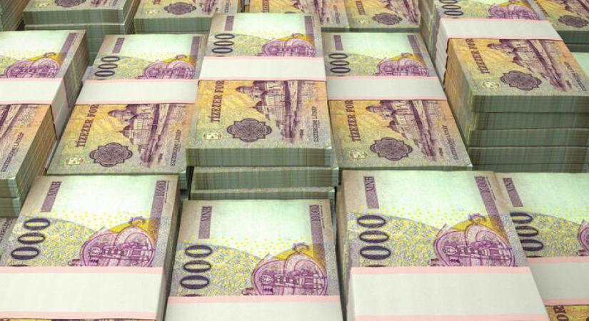 Nem csak a bankok bírálják az extra profitadót