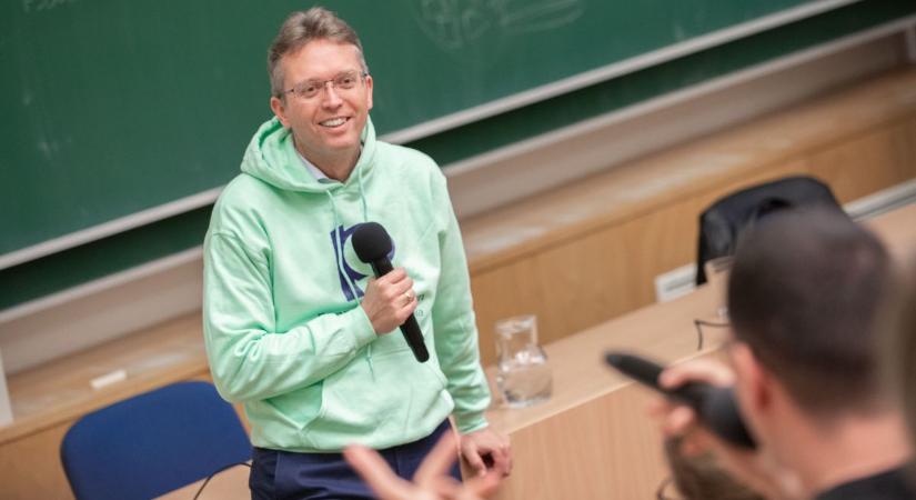 Az egyetemisták nem kímélték kérdéseikkel Dr. Hankó Balázst (galéria)