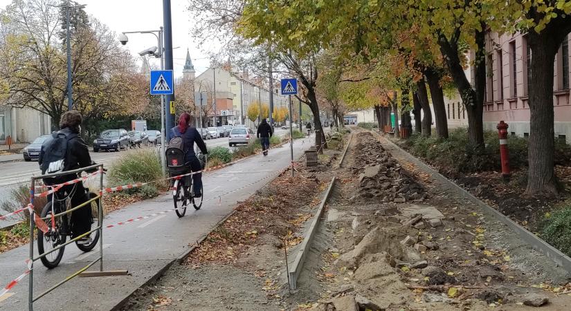 Szegélyezik az új járdát az Andrássy úton