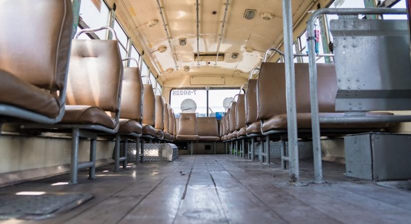 Fékezés nélkül száguldott egy busz, ami 15 autót sodort el – rengeteg a sérült