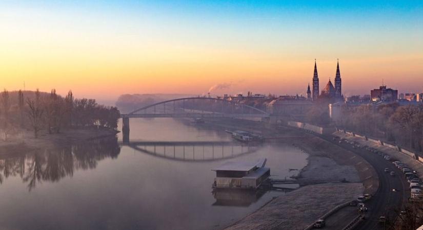 Különös rajzra bukkantunk Szegeden, még a közlekedési táblák is tudnak mosolyogni