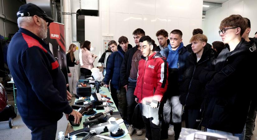 Élő szakmai bemutatók és tippek várták a pályaorientációs napon a Csonka diákjait – galériával