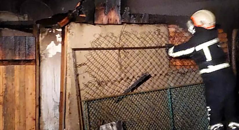 Leégett egy melléképület a Huszti járásban: a tűzoltók megakadályozták a lángok átterjedését a lakóépületekre