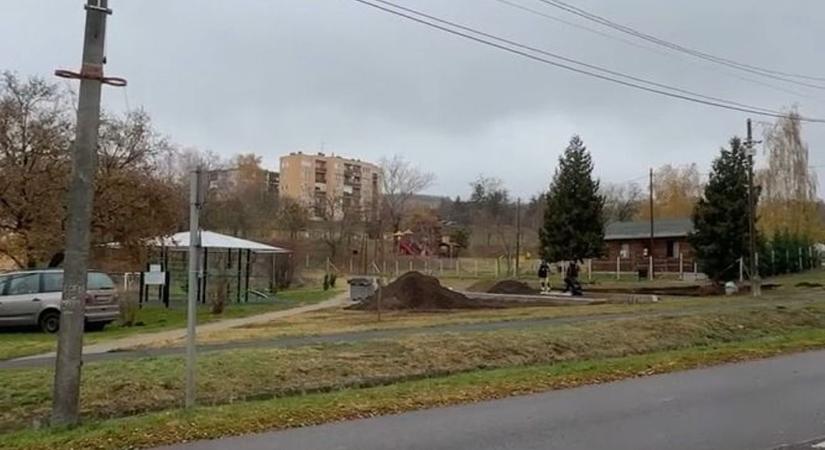 "Ez nem csak sportolási lehetőség, ez találkozási pont is lehet" – kültéri sporteszközöket telepítenek Petőfibányán