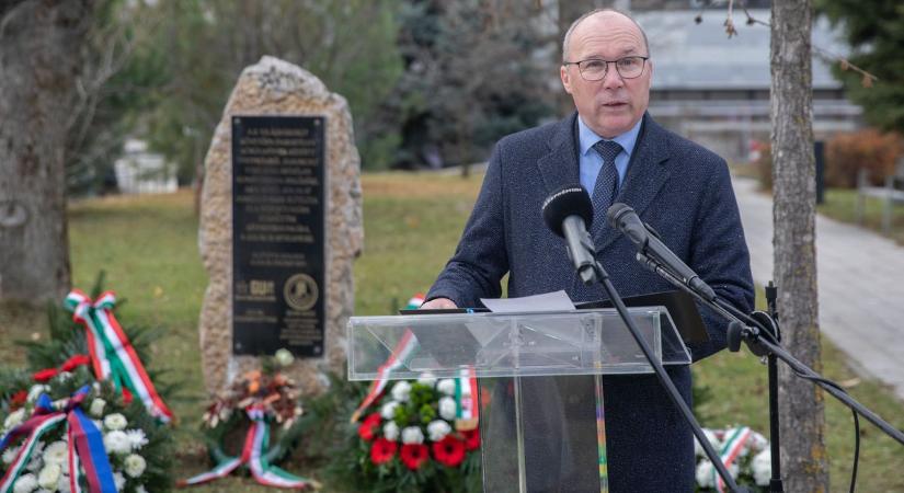 Koszorúzással egybekötött megemlékezést tartottak a Gulág-emléknapon (galéria)