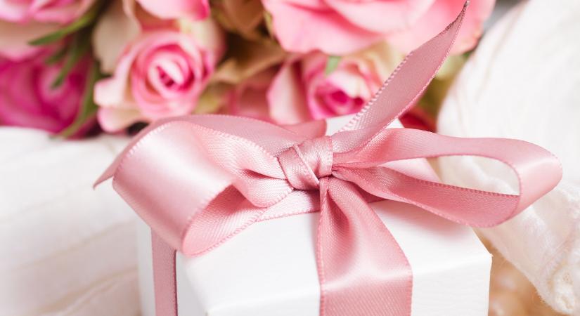 Dühös menyasszony panaszkodik, hogy férje gazdag családja nem adott ajándékot az esküvőn