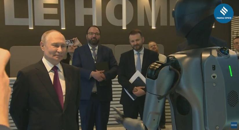 Ezt látni kell: egy robottól kapott élő táncot Putyin (VIDEÓ)