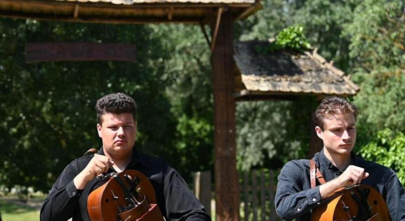 Tekerőlant és tiszta szív: felvidéki fiatalok emelték magasra a népzene zászlaját