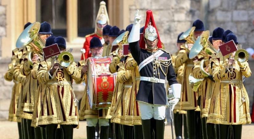 Teljes megborulás a brit hadseregnél: kötelező képzést vezetnek be az elburjánzó „nőgyűlölet miatt”