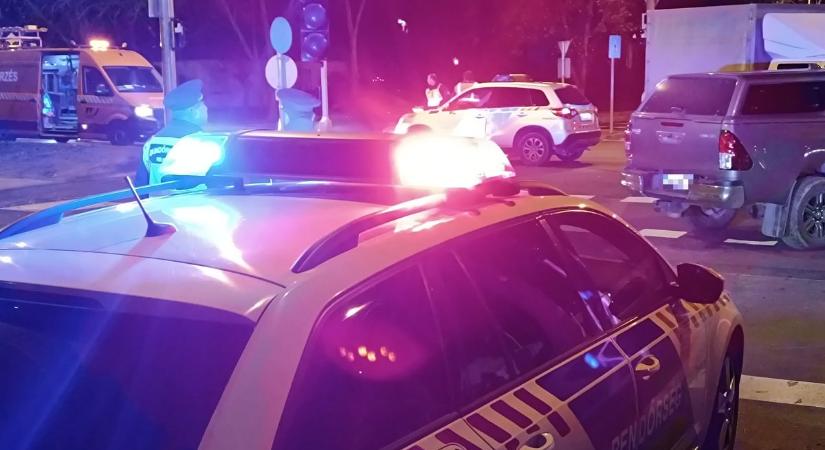 Három autó ütközött a forgalmas kereszteződésben, egy ember megsérült – fotók, videó