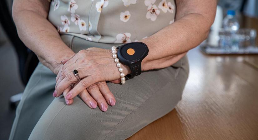 Csak a fideszes propagandától nem véd meg a 65 év felettieknek osztogatott gondosóra