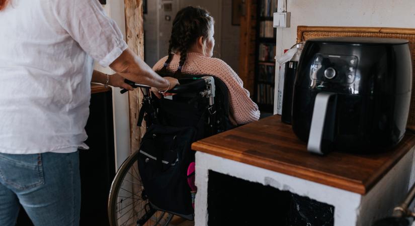 “Soha nem akartam ennyit elbírni. Ezt kaptam, és felnőttem hozzá” – súlyosan sérült gyereket nevelő édesanyák történetei