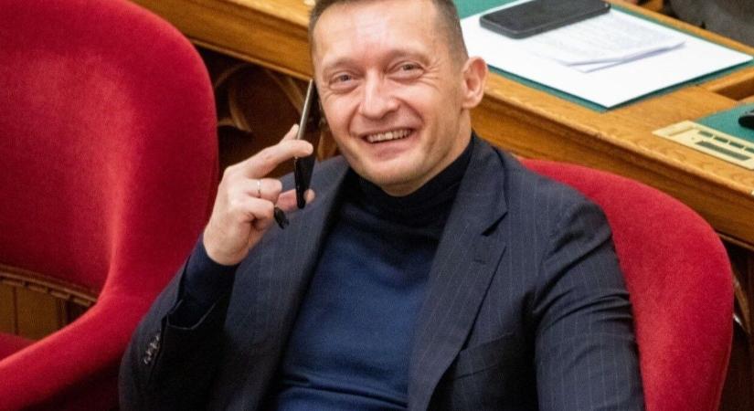 A közmédia a kormánypropagandáéra nagyon hasonlító kérdésekkel bombázza a Tisza jelöltjeit