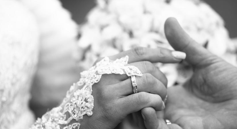 Két tinédzser találkozott a kórházban, miközben traumás agysérülésből lábadoztak, majd összeházasodtak