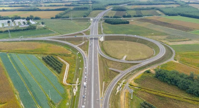 Ezek már az utolsó simítások: mindjárt kész Magyarország új autópályája, az útburkolati jeleket festik – videón a végső munkálatok