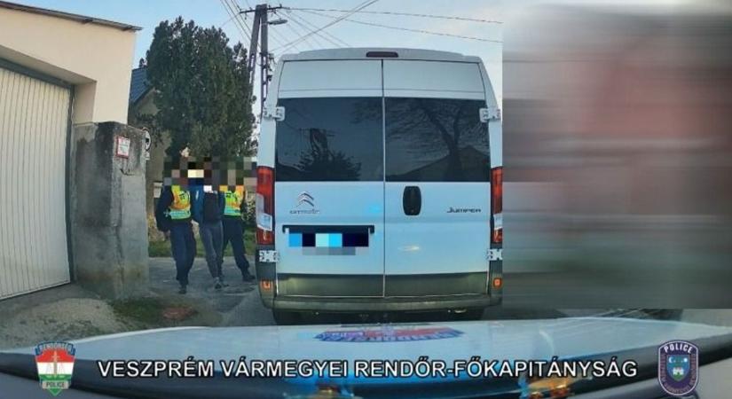 Menekülni próbált az ittas sofőr: a kerítésről szedték le a rendőrök (videó)