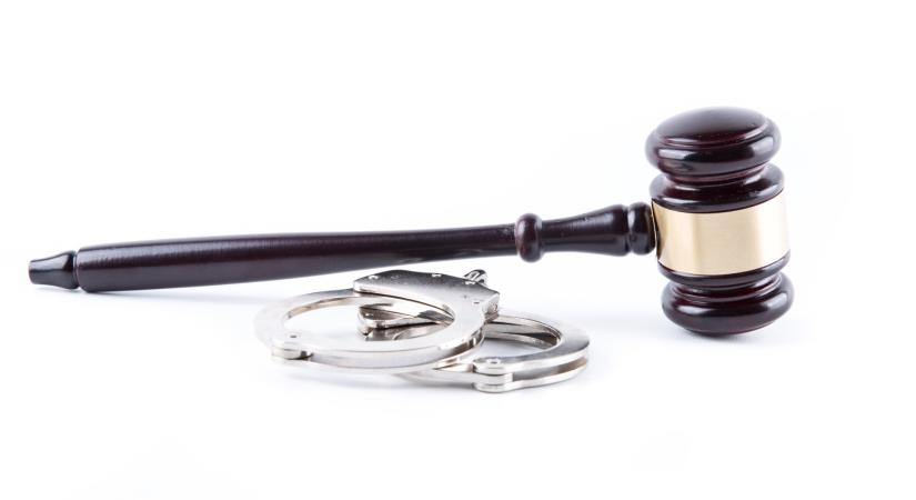 Sírt a pár hónapos kisfia, ezért fejtetőn verte, többször megrázta, a feje pedig a hűtőládán koppant