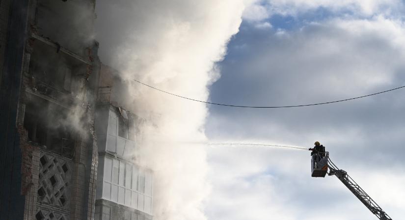 Huszonöt áldozatnál jár a nyugat-ukrajnai orosz csapás, három gyermek halt meg