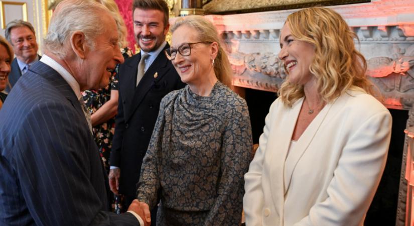 Hoppá! Kate Winslet áttetsző csipkeruhában találkozott Károly királlyal