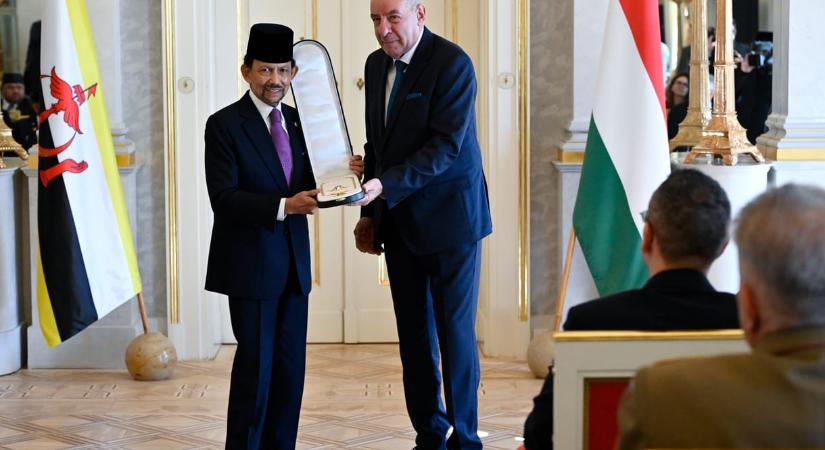 A legmagasabb kitüntetések egyikét kapta a Budapestre érkezett brunei szultán