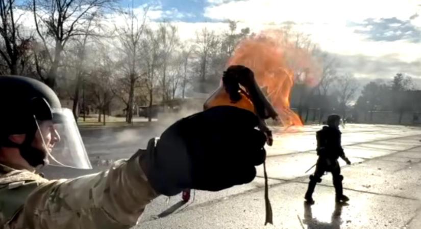 Molotov-koktélokkal dobálták meg a debreceni katonákat – fotókkal, videóval