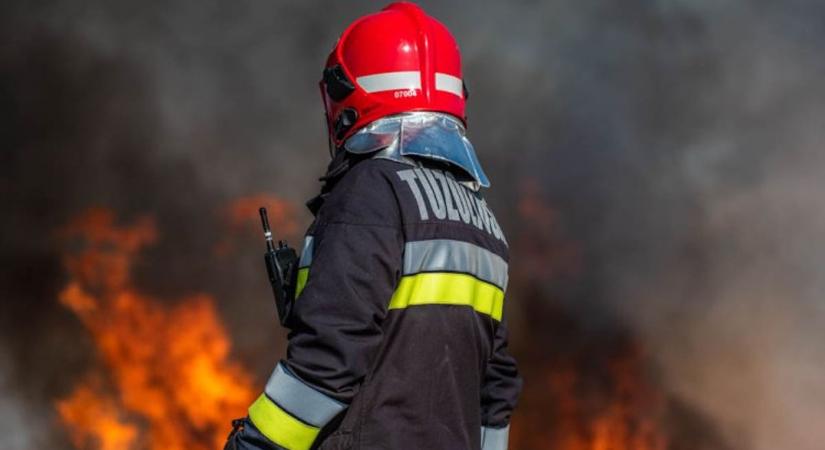 Kigyulladt egy melléképület Pétfürdő külterületén