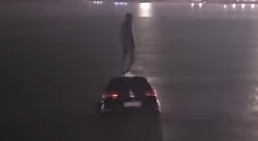 A nyugalom szobra a férfi, aki egy süllyedő autó tetején ácsorgott