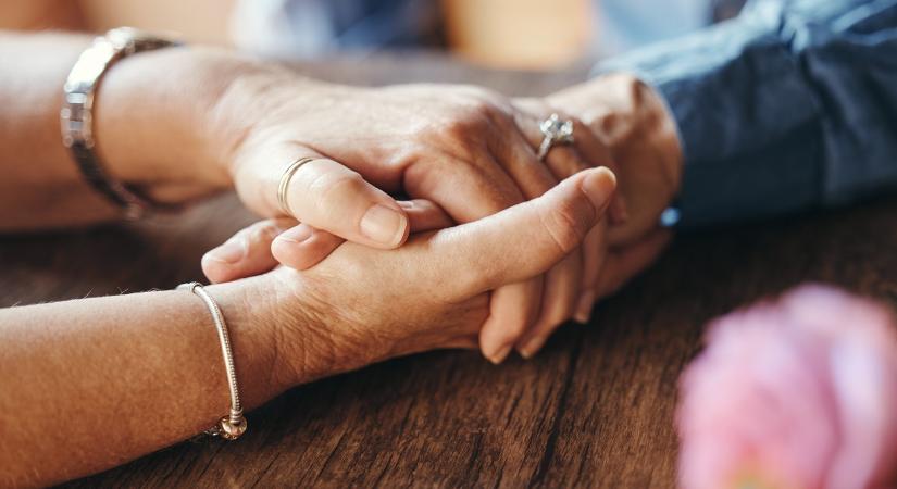 Medencében állva mondta ki az igent két nyugdíjas (videó)