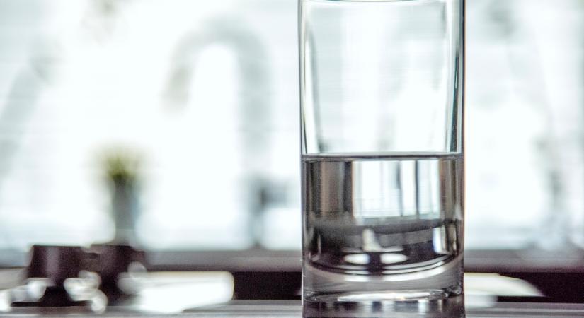 Nem véletlen, ha félig üres poharakat hagysz szanaszét a lakásban – ezt árulja el rólad a pszichológusok szerint