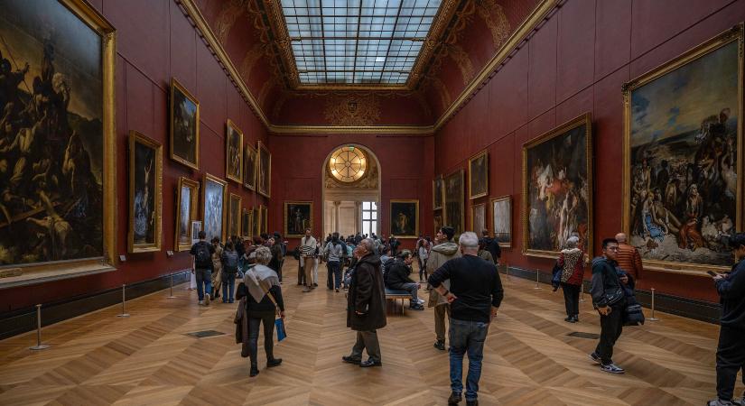 Az év átverése? – Két belga fiatal észrevétlenül helyezett ki fényképet a Louvre-ban