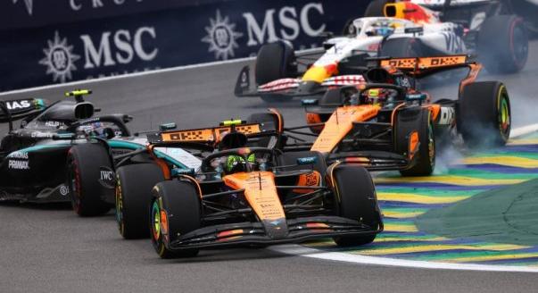 „Elfogadhatatlan!” – Sainz egyeztetést sürget Piastri büntetése után