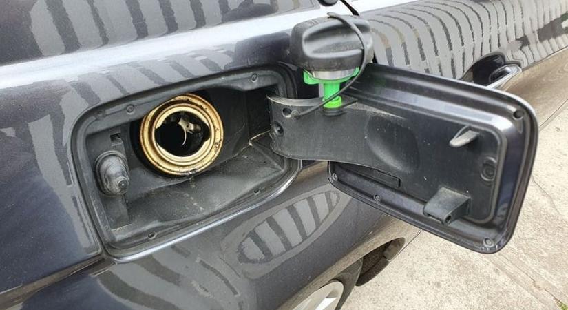 Ezt a tankolási trükköt szinte senki nem ismeri – pedig ott van minden autón!