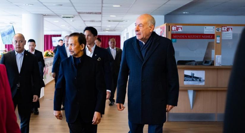 Brunei szultánja szobrot is kapott Budapesten