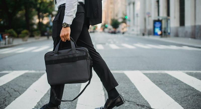 Letartóztattak egy testvérpárt – Megvertek egy házaspárt, mert szerintük túl lassan mentek át az úton