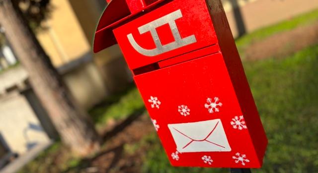 Visszatért a Mikulás postaládája a múzeum elé!