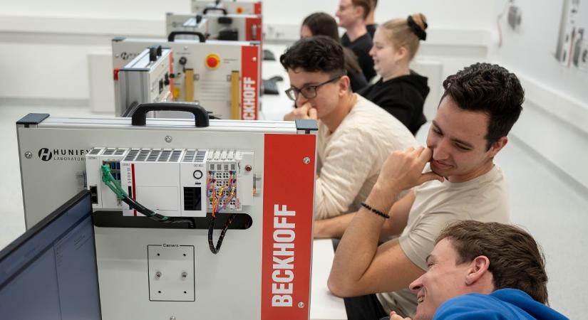 Átadásra került a megújult Beckhoff Laboratórium a Debreceni Egyetem Műszaki Karán