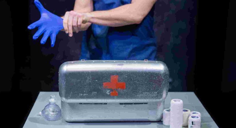 AZ UNDOK GUMIKESZTYŰ Krusovszky Dénes: Akik már nem leszünk sosem / Budapest Bábszínház, Orlai Produkció