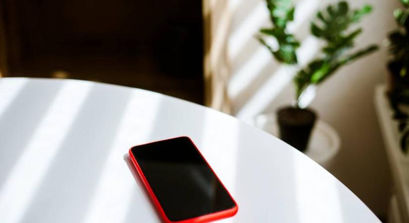 Sokkal tovább bírja a mobilod akksija, ha így teszed le az asztalra