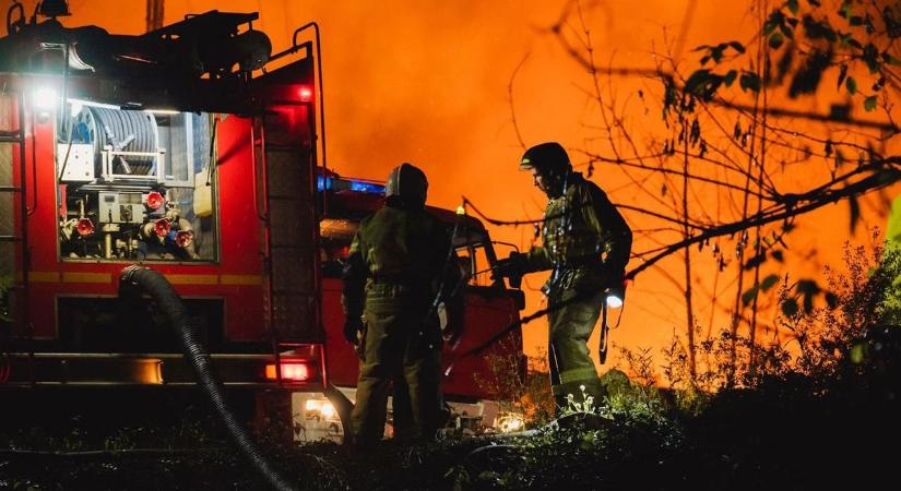 Drámai tűzeset Tolna-Mözsön: a padlástér is lángra kapott