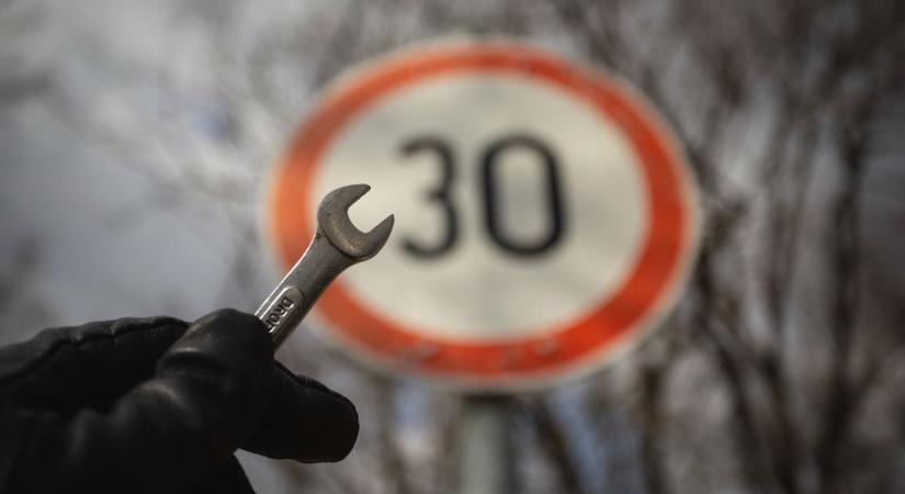 Ez a büntetés vár rád, ha ellopsz egy közlekedési táblát Szegeden