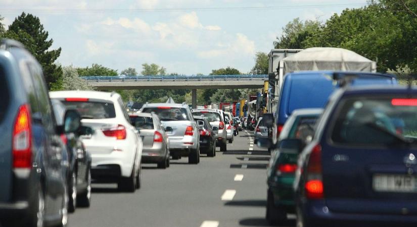 Az M3-as autópálya több szakaszán is alakul a dugó, mutatjuk, mire készülj!