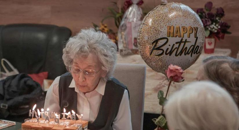 Isten éltesse Klári nénit! – 90. születésnapján köszöntötték az egri kórházban