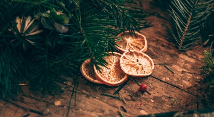 Ne dobd ki! Megunt gyertyatartóból látványos karácsonyi dekoráció narancskarikákkal