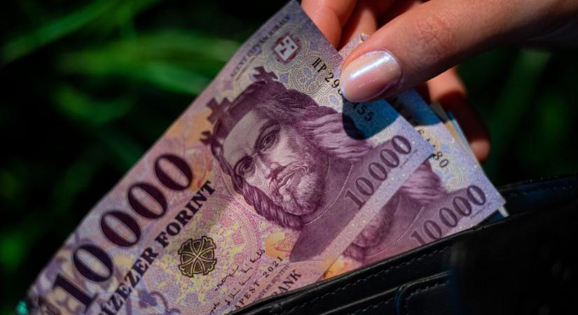 Másfél éves csúcson a forint