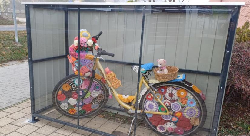 Helyben a csoda! Horgolt ruhába öltöztették a pákozdi kerékpárt